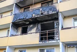 Der schwere Brand hat einen Wohnblock in Frankfurt (Oder) stark besschädigt. - © Patrick Pleul/dpa