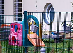 Kinder sind besonders gefährdet, weil ihr Immunsystem und ihre Organe noch nicht ausgereift sind. - © Jens Büttner/dpa