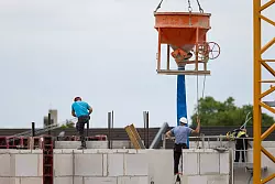Auf dem Bau arbeiten traditionell viele Ungelernte. - © Rolf Vennenbernd/dpa