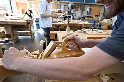 Auch als Azubi verdient man laut DIHK nicht schlecht. - © Bernd Weissbrod/dpa