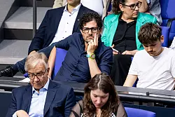 Luigi Pantisano (Linke) kassierte für seine Zwischenrufe einen Ordnungsruf von Bundestagspräsidentin Julia Klöckner. - © Fabian Sommer/dpa