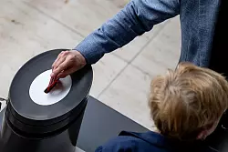 Über die Aussetzung des Familiennachzugs zu subsidiär Schutzberechtigten wurde auf Antrag der Linken nicht per Handzeichen, sondern namentlich abgestimmt. - © Fabian Sommer/dpa