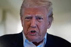 Donald Trump möchte die Haftanstalt wieder öffnen und setzt auf die Symbolkraft des weltberühmten Knastes. - © Manuel Balce Ceneta/AP/dpa