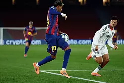 Nahm Barcelona-Star Lamine Yamal weitgehend aus dem Spiel: Nathaniel Brown (r). - © Joan Monfort/AP/dpa