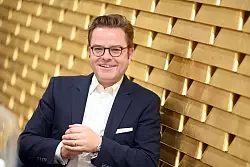 York Tetzlaff von der Fachvereinigung Edelmetalle erkl&auml;rt, welche Faktoren den Goldpreis beeinflussen. (Archivbild) - &copy; Uli Deck/dpa