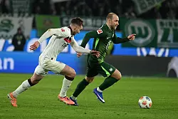 Wolfsburgs Torsch&uuml;tze Christian Eriksen (r). - &copy; Swen Pf&ouml;rtner/dpa