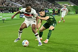 Im Zweikampf: St. Paulis Ricky Jade-Jones (l) und Wolfsburgs Konstantinos Koulierakis. - &copy; Swen Pf&ouml;rtner/dpa