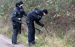 Es ist nicht das erste Mal, dass die Polizei zum Leichenfundort zur&uuml;ckkehrt. - &copy; Bernd W&uuml;stneck/dpa