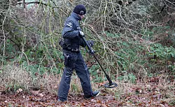Zum Einsatz kamen erneut auch Metalldetektoren. - &copy; Bernd W&uuml;stneck/dpa
