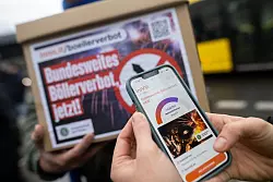 Auch Polizisten wurden in der Silvesternacht durch Böller verletzt. - © Sebastian Christoph Gollnow/dpa