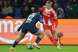 F&uuml;r den FC Bayern wirbelt Klara B&uuml;hl (r) ebenfalls auf der Au&szlig;enbahn. (Archivbild) - &copy; Michel Euler/AP/dpa