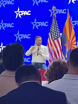 J.D. Vance wird bei einem Auftritt in einer Kirche in Mesa gefeiert. - &copy; Julia Naue/dpa