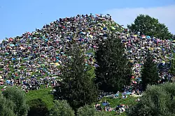 Viele Fans setzten sich auf den Olympiaberg im M&uuml;nchner Olympiapark, um dem Konzert von Taylor Swift zu lauschen. - &copy; Felix H&ouml;rhager/dpa