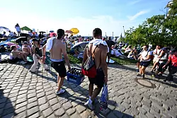 Die Fans lie&szlig;en sich von der Hitze nicht abschrecken. - &copy; Felix H&ouml;rhager/dpa