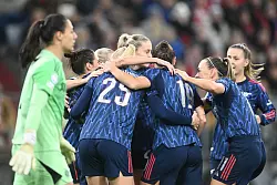 Die Arsenal-Spielerinnen jubeln neben Bayern-Torhüterin Maria Luisa Grohs. - © Jens Niering/dpa
