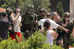 Andrey Kozlov (3.v.l) und Almog Meir Jan (2.v.r), die bei einem von der Hamas gef&uuml;hrten Angriff am 7. Oktober 2023 aus Israel entf&uuml;hrt wurden, bei ihrer Ankunft mit dem Hubschrauber im Sheba Medical Center. - &copy; Tomer Appelbaum/AP/dpa