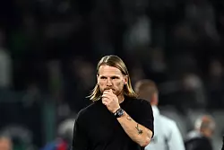 Gladbachs Trainer Eugen Polanski mit sorgenvoller Miene. - &copy; Federico Gambarini/dpa