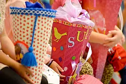 F&uuml;r die Sp&auml;tstarter geht die Schule bei mildem Herbstwetter wieder los. (Symbolbild) - &copy; Peter Steffen/dpa