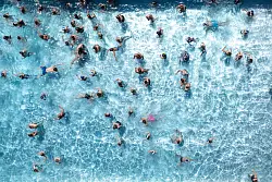 Laut DWD ist der Juli oft der w&auml;rmste Monat des Jahres. F&uuml;r die Fr&uuml;hstarter hei&szlig;t es bei Hitze: Ab ins Schwimmbad! (Symbolbild) - &copy; Sebastian Kahnert/dpa