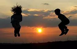 Im Juni geht die Sonne erst gegen 21.30 Uhr oder sp&auml;ter unter. (Symbolbild) - &copy; Arno Burgi/dpa