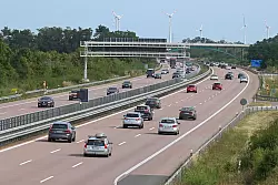 Urlauber mit einem fr&uuml;hen Ferienstart Ende Juni oder Anfang Juli haben in der Regel die besseren Karten. (Symbolbild) - &copy; Heiko Rebsch/dpa