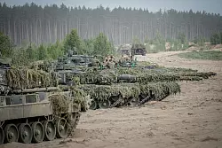Leopard-2-Panzer der Bundeswehr bei einer &Uuml;bung - die deutschen Streitkr&auml;fte sollen in den kommenden Jahren besser bewaffnet werden. (Archivbild) - &copy; Kay Nietfeld/dpa