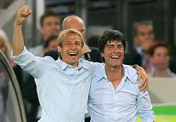Waren fr&uuml;her ein erfolgreiches Trainer-Duo in der Nationalmannschaft: J&uuml;rgen Klinsmann (l) und Joachim L&ouml;w - &copy; Arne Dedert/dpa