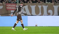 Eric Smith (FC St. Pauli) geht nach seinem Platzverweis vom Spielfeld. - © Marcus Brandt/dpa