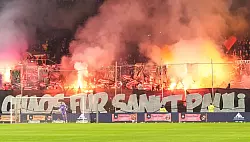 St.-Pauli-Fans brennen auf der Tribüne Feuerwerkskörper ab. - © Marcus Brandt/dpa