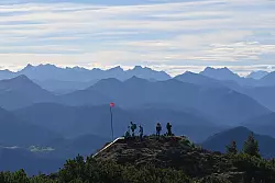 Schlechte Karten für Wanderer: Der Vandalismus in Schutzhütten nimmt zu, teilt der Deutsche Alpenverein (DAV) mit. - © Katrin Requadt/dpa