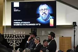 Trauernde versammeln sich in Sydney, Australien, in einer Synagoge zur Beerdigung von Rabbi Eli Schlanger, einem Opfer des Angriffs in Bondi Beach. (Foto aktuell) - &copy; Mark Baker/Pool AP/dpa