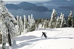 Schw&uuml;nge mit ungew&ouml;hnlichem Fernblick: Abfahrt vom Cypress Mountain mit dem vorgelagerten Howe Sound bei Vancouver. - &copy; Insight Photography/Destination BC/dpa-tmn