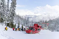 Abenteuerluxus: Wer es richtig ausgefallen mag, l&auml;sst sich beim Heliskiing von einem Hubschrauber absetzen. Flug und Abfahrt versprechen G&auml;nsehaut. - &copy; Christie Fitzpatrick/Tyax Lodge & Heli Skiing/dpa-tmn