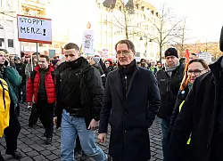 Karl Lauterbach hat sich f&uuml;r den Winterwahlkampf extra einen neuen Mantel gekauft (Archivbild). - &copy; Roberto Pfeil/dpa
