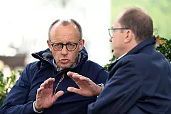 Im Winterwahlkampf muss man schon mal den Mantelkragen hochklappen - so wie es hier Friedrich Merz im Gespr&auml;ch mit Alexander Dobrindt (CSU) tut. - &copy; Federico Gambarini/dpa