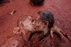 Bei der Tomatenschlacht gibt es viel Spa&szlig; und Liebe und nur selten Verletzte. - &copy; Alberto Saiz/AP/dpa