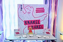 Begriffe zeichnen entlang von vorgegebenen Linien bringt Spaß in die Spielerunde. Das Spiel «Krakel Orakel» war zum «Spiel des Jahres» nominiert. - © Annette Riedl/dpa