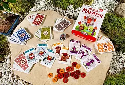 Wer sich bei «Meister Makatsu» hohe Karten bis zur dritten und letzten Spielrunde aufhebt, wird keine Chance auf den Sieg haben. Denn wer die höchste Karte in einer Farbe gespielt hat, bekommt Minuspunkte. - © Amigo/dpa-tmn