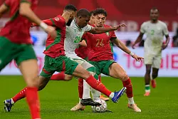 Marokkos Fu&szlig;baller (rot) taten sich gegen den Au&szlig;enseiter von den Komoren zum Start des Afrika Cups schwerer als gedacht. - &copy; Mosa\\\'ab Elshamy/AP/dpa