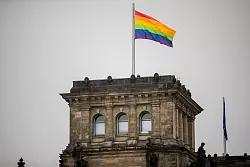 Die Regenbogenfahne auf dem Reichstag ist 2025 ein Zankapfel. (Archivbild) - &copy; Christoph Soeder/dpa