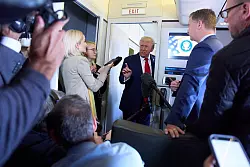 US-Pr&auml;sident Donald Trump (M) erkl&auml;rt an Bord der Air Force One den Gaza-Krieg f&uuml;r beendet. (Archivbild) - &copy; Evan Vucci/AP/dpa