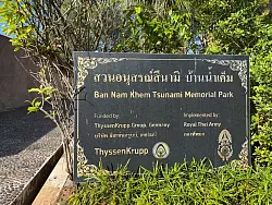 Eine Gedenkstätte in der Region Khao Lak erinnert an die Opfer des Tsunamis. (Archivbild) - © Carola Frentzen/dpa