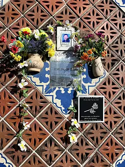 In der Tsunami-Gedenkstätte erinnern Angehörige an die vielen thailändischen und deutschen Opfer. - © Carola Frentzen/dpa