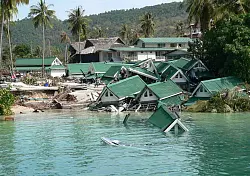 Auch auf thailändischen Inseln wie Koh Phi Phi hatte der Tsunami katastrophale Folgen. (Archivbild) - © picture alliance / dpa