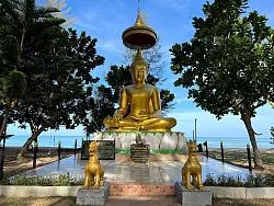 Heute liegt das Meer ganz friedlich hinter der Tsunami-Gedenkstätte. - © Carola Frentzen/dpa