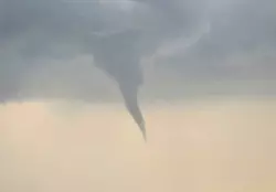 Laut mehreren Medienberichten soll in der Gemeinde Altenbeken im Kreis Paderborn ein Tornado gewütet haben. - © Sebastian Hansen/Blaulichtrheinlandnrw/dpa