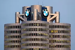 BMW zeigt sich in der aktuellen Krise der deutschen Autoindustrie bisher robuster als die Konkurrenz. (Archivbild) - &copy; Peter Kneffel/dpa