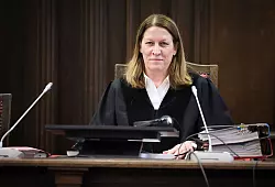 Die Vorsitzende Richterin Isabel Hildebrandt leitet den Prozess um die Entführung der Block-Kinder. - © Christian Charisius/dpa-Pool/dpa