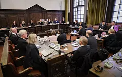 Die Beteiligten am Prozess gegen Christina Block und sechs Mitangeklagte hören den zweiten Tag in Folge die Aussage des mutmaßlichen Chefs der Entführer. - © Christian Charisius/dpa-Pool/dpa