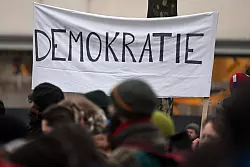 Die Demokratie muss von jedem Einzelnen verteidigt werden - nicht blo&szlig; von staatlichen Institutionen, sagt Reul. (Symbolbild) - &copy; Federico Gambarini/dpa